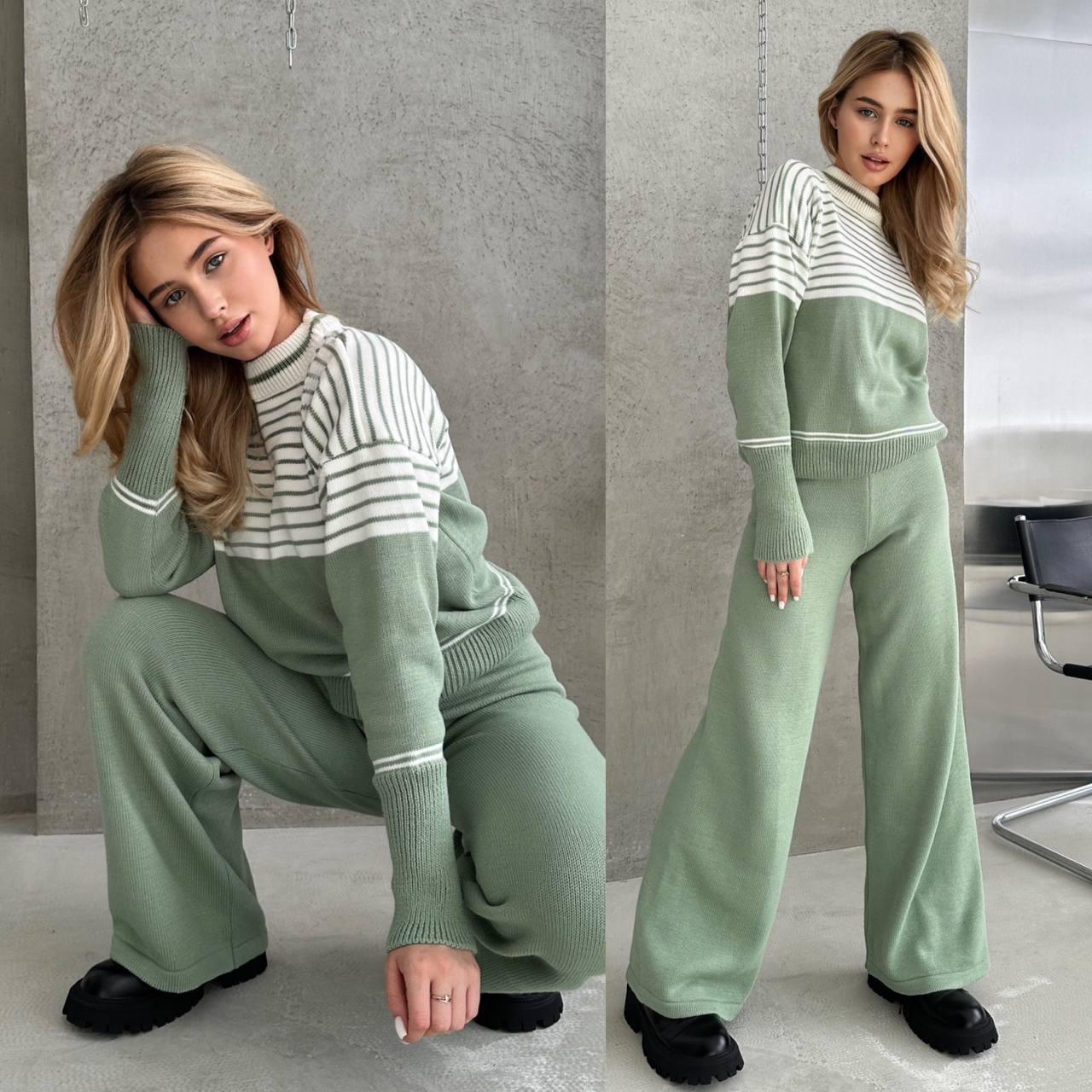 Жіночий теплий в'язаний костюм кофта в смужку та штани кльош, фото 1
