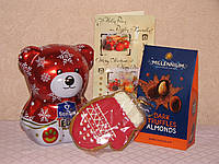Подарунковий набір Новорічний цукерки Millenium + імбирний пряник + Ведмедик чай + листівка