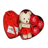 Коробка у формі серця ЧЕРВОНА з мильною квіткою з 3 трояндами 1 ведмедик, Мильні квіти, фото 2