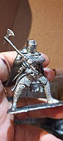Фигурка статуэтка английский ВОИН рыцарь солдат металл сплав олова в доспехах топор плащ развивается