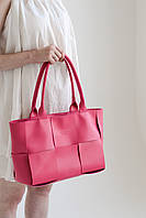 Вместительная сумка Bottega известная ботега в светлом розовом цвете