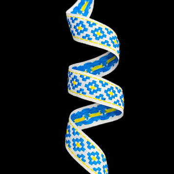 Стрічка оздоблювальна з українським орнаментом 15 мм колір біла з блакитно-жовтим орнаментом