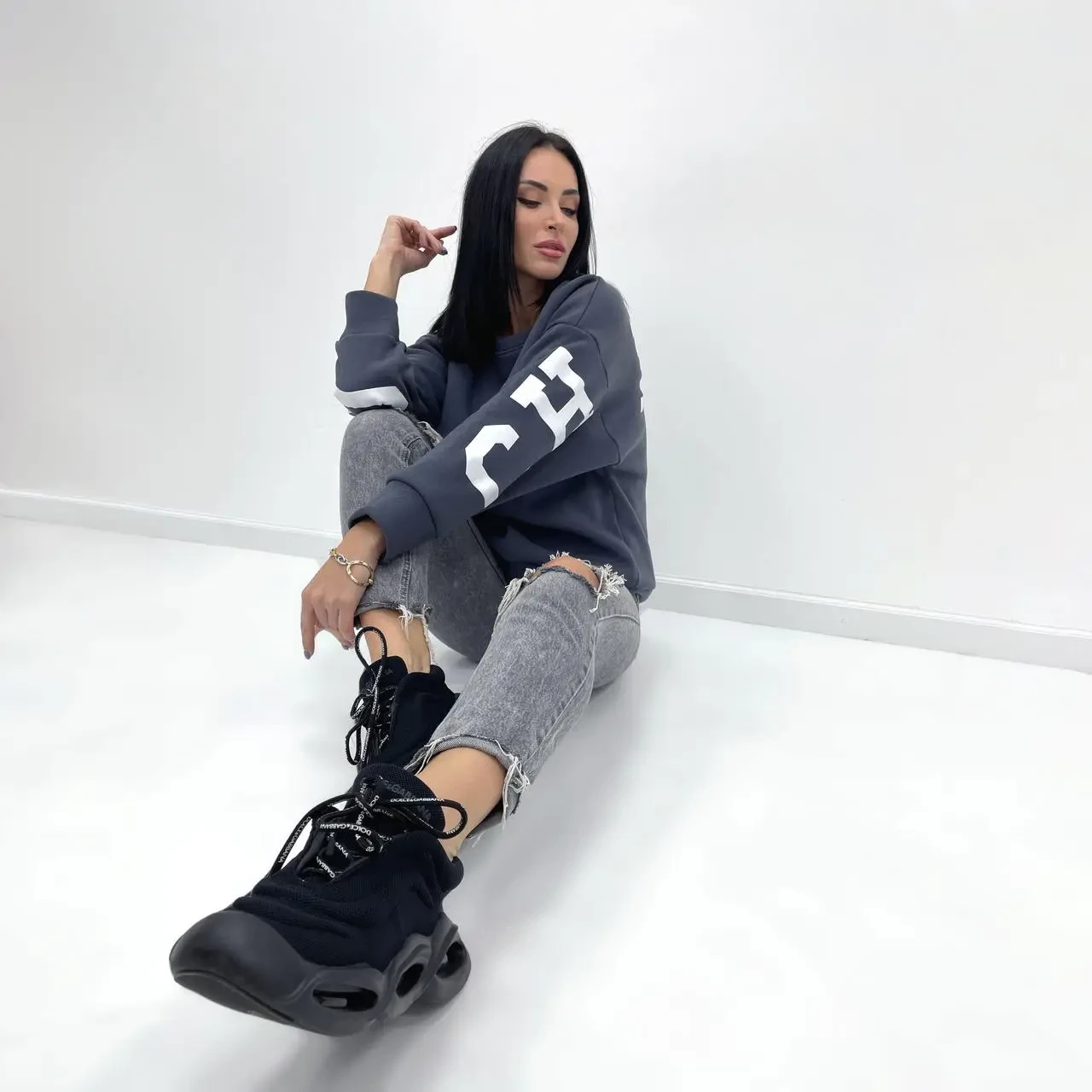 Демісезонний жіночий світшот з флісовим начісом та написами на спині та рукавах, фото 1