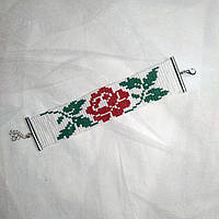 Бреслет из бисера с узором «Роза» на белом фоне