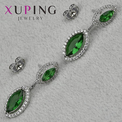 Серьги пуссеты гвоздики серебристого цвета размер 30х10 мм фирма Xuping Jewelry с изумрудными сапфирами, фото 1