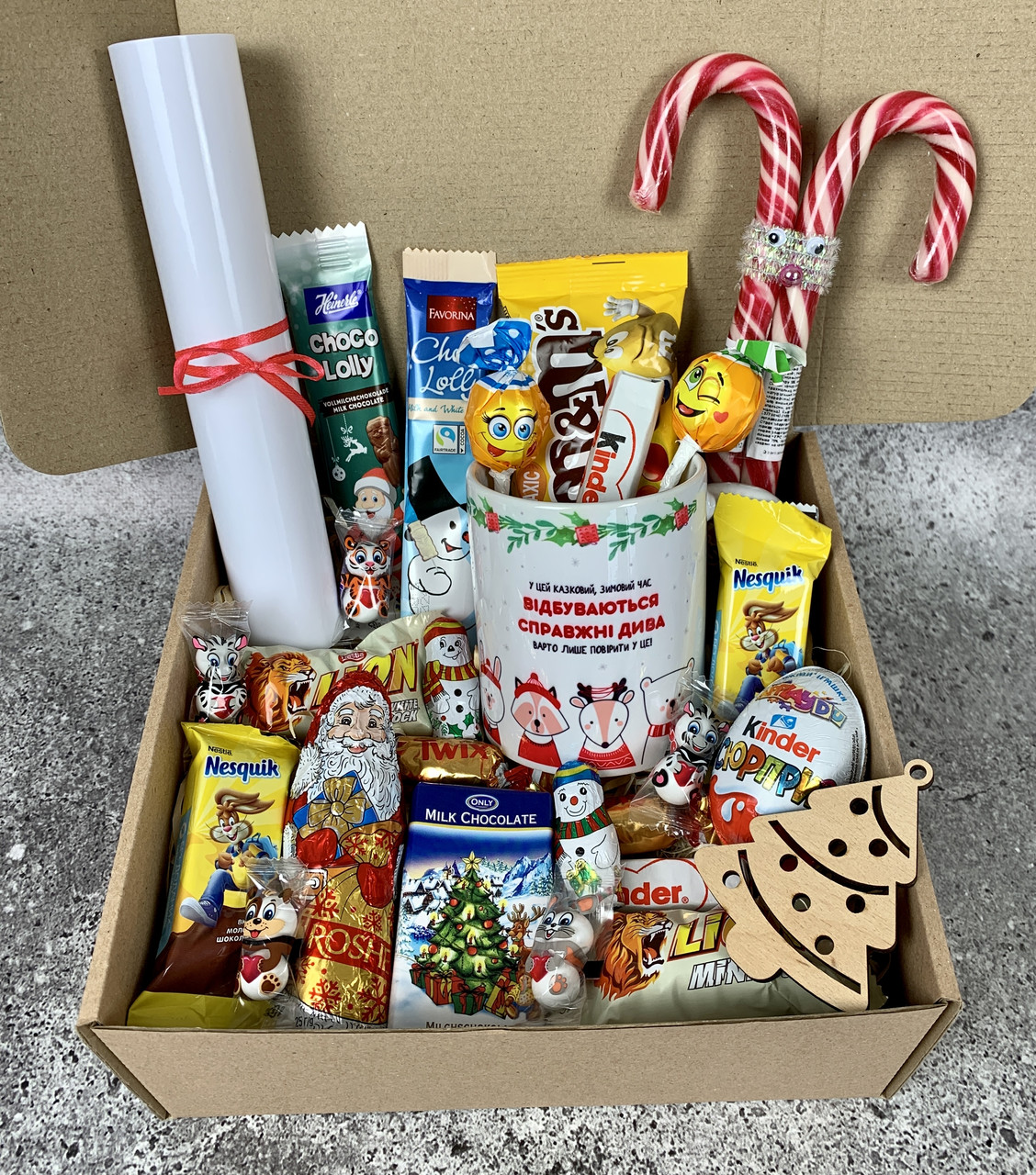 Подарунковий бокс №14 з солодощами, чашкою, грамотою від Святого Миколая. Новорічні подарунки дітям. Копрпоративні подарунки, фото 1
