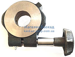 Затискач опори поворотного лотка автобетозмішувача.