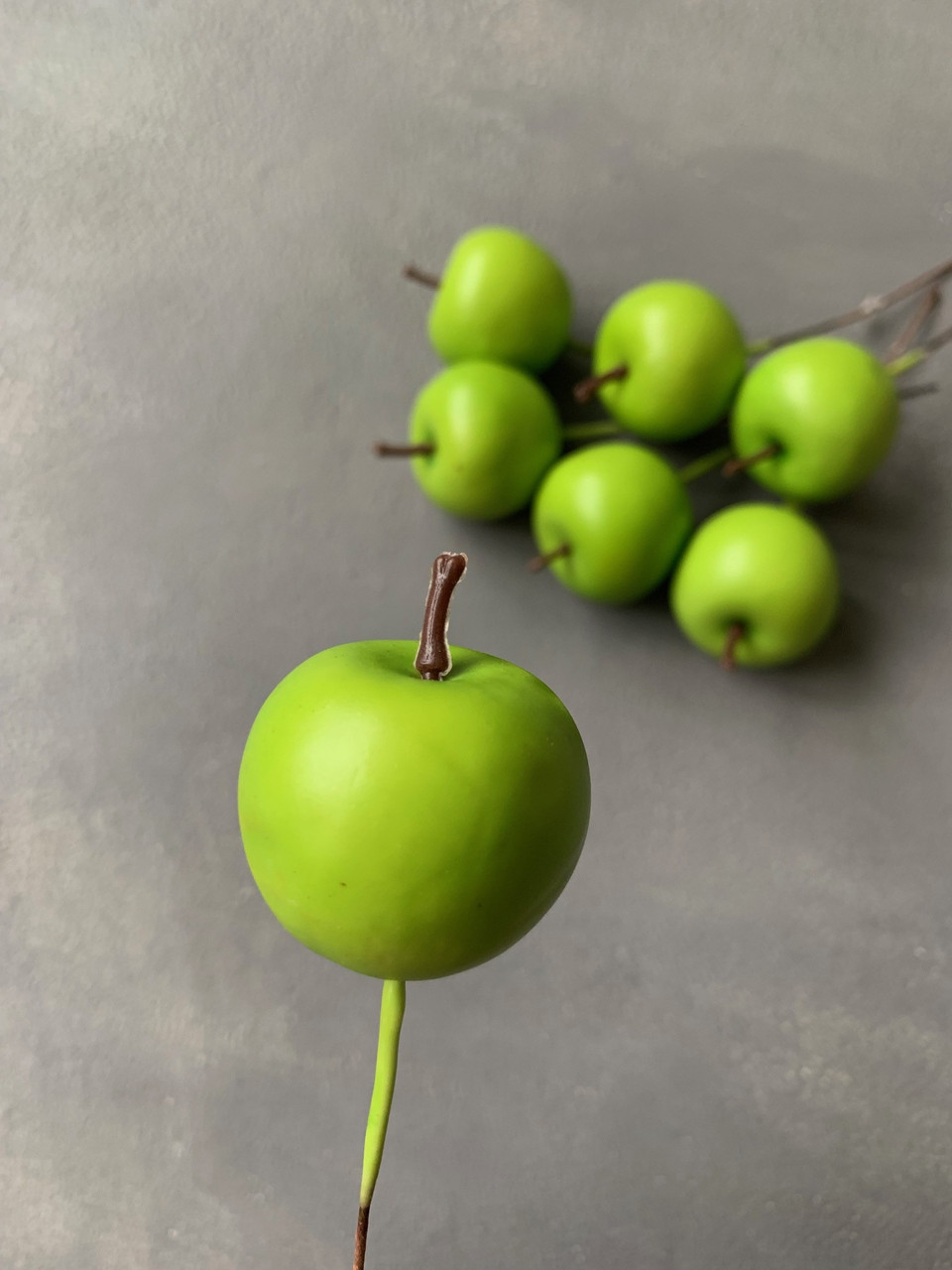 Яблуко на ніжці штучне зелене 1 шт.
