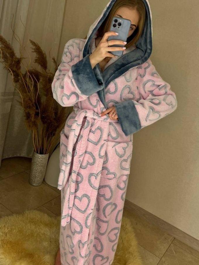 Жіночий довгий рожевий теплий халат із сірими серцями та поясом, фото 1
