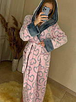 Жіночий довгий рожевий теплий халат із сірими серцями та поясом, фото 2