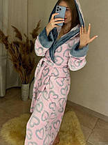 Жіночий довгий рожевий теплий халат із сірими серцями та поясом, фото 3