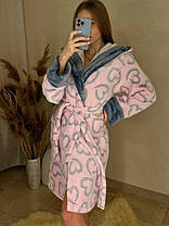 Жіночий довгий рожевий теплий халат із сірими серцями та поясом, фото 4