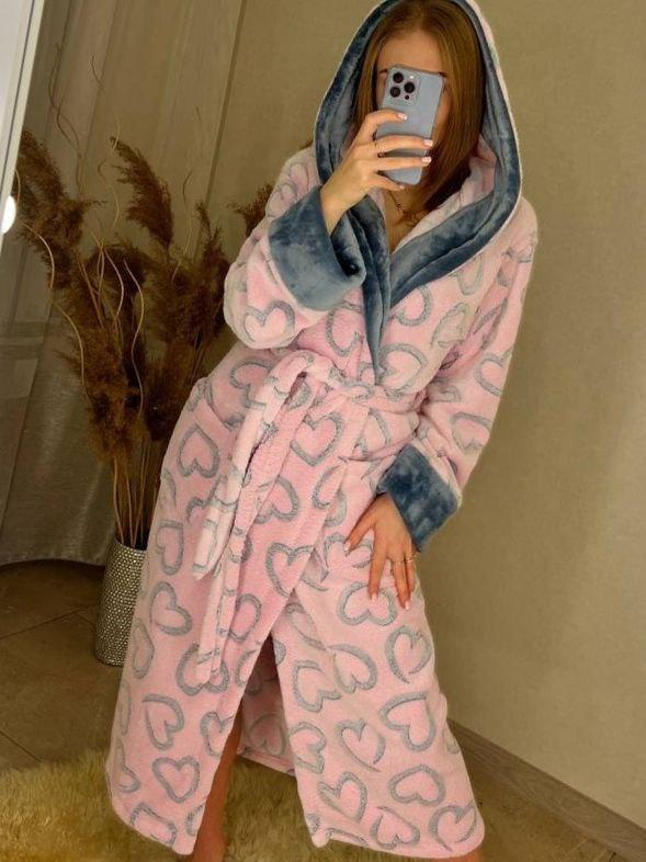 Жіночий довгий рожевий теплий халат із сірими серцями та поясом