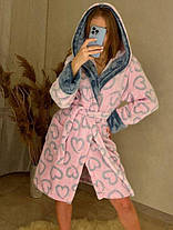 Жіночий довгий рожевий теплий халат із сірими серцями та поясом, фото 5