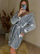 Жіночий теплий довгий плюшевий халат сірий з пір'ям, фото 4