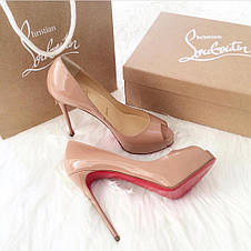Жіночі бежеві лакові туфлі на танкетці Louboutin New Very Prive 12 см лабутини лабутен із відкритим пальцем, фото 3