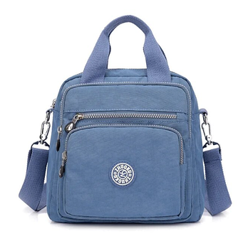 Сумка рюкзак жіночий має одне основне відділення та чотири зовнішні кишені на блискавці блакитна