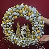 Об'ємний та яскравий Новорічний вінок на двері з кульками,  оленем та ялинками, фото 4