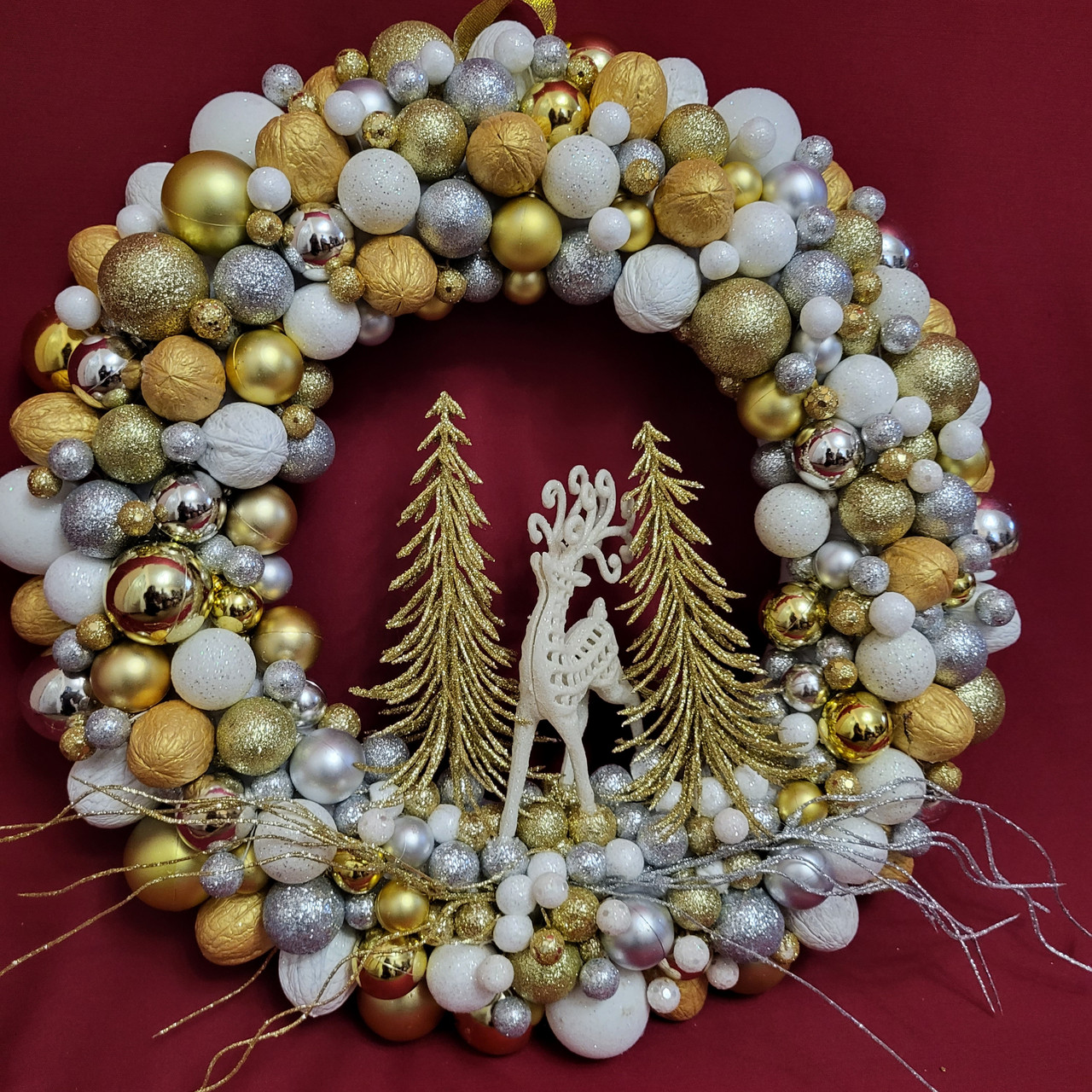 Об'ємний та яскравий Новорічний вінок на двері з кульками,  оленем та ялинками, фото 1