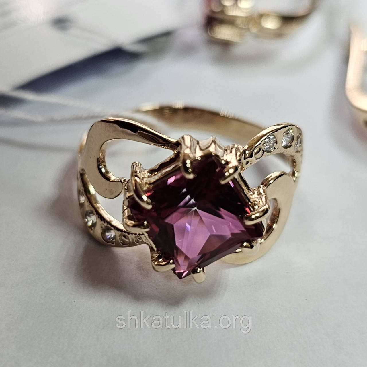 Каблучка золота з натуральним каменем об'ємна великий рожевий топаз квадрат