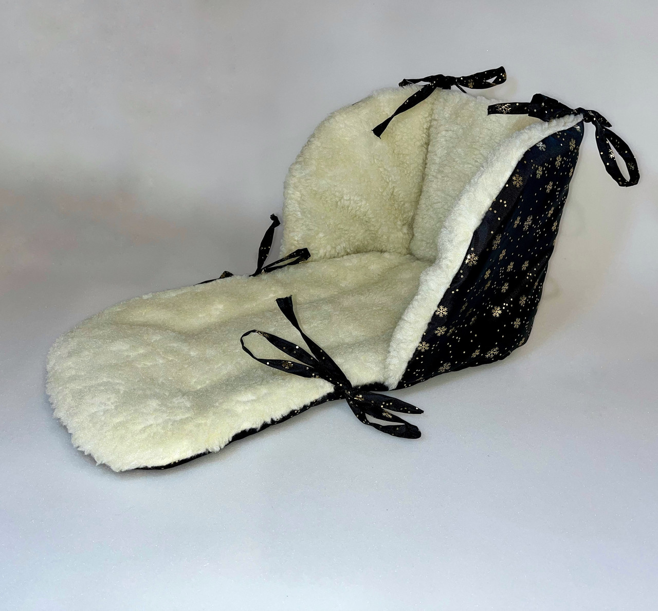 Універсальний матрац-підстилка для санок DavLu Сніжинки золоті на чорному на овчині (S-406), фото 1