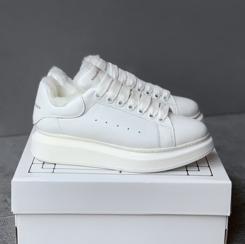 Зимові жіночі кросівки Alexander McQueen White Взуття Олександр Маквін білі з хутром шкіряні