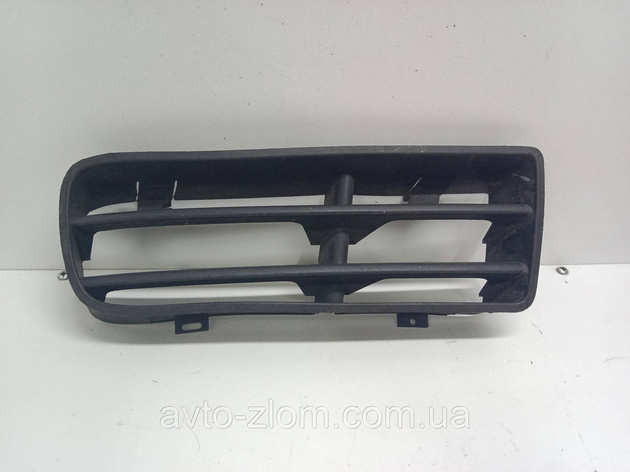 Грати бампера права Volkswagen Golf 4, Гольф 4. 1J0853666E.