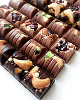 Шоколадные батончики в молочном шоколаде с орехами, сухофруктами и пастилой