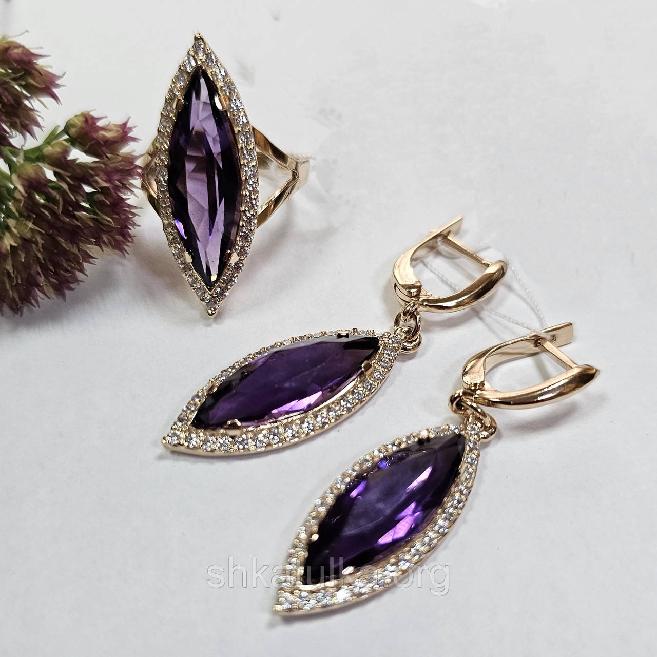 Комплект золотий каблучка та сережки з великим фіолетовим каменем та білими фіанітами