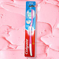 Зубна щітка Colgate середньої жорсткості "Extra Clean"рожева