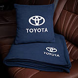 Подушка та плед в автомобіль з логотипом Toyota, флісовий набір, фото 2