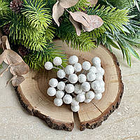 Заморожені ягідки. Колір білий