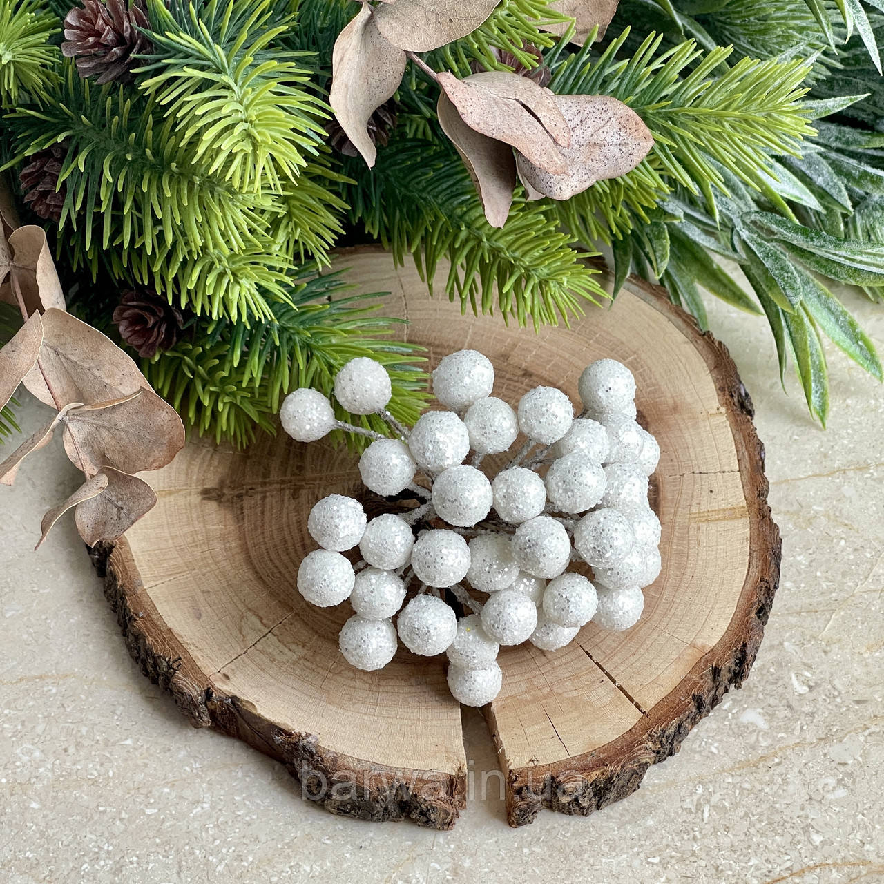 Заморожені ягідки. Колір білий