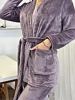 Теплий махровий жіночий костюм фіолетового кольору халат і штани з кишенями