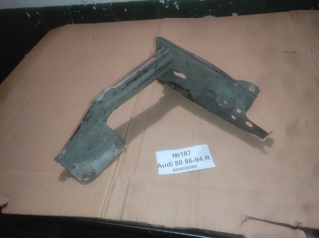 No187 Передня панель (окуляр) права 893805856A для Audi 80 86-94