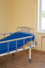 Ліжко медичне функціональне АТОН КФ-2-МП-БП-ОП-Ш-К125 з пластиковими бильця, огорожами, штативом і, фото 2