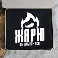 Фартух чоловічий кухонний з прикольним написом "Жарю не тільки м'ясо" (чорний), фото 2