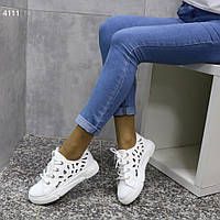 Жіночі літні кросівки кеди з перфорацією на фігурній підошві екошкіряні білі