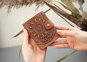 Візитниця шкіряна чоловіча світло-коричнева з тисненням Етно | Шкіряний картхолдер