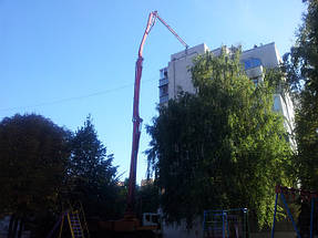 Подача товарного бетона на крышу высотного жилого дома