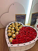 Сладкий подарочный набор для девушки Ferrero с розами, Шоколадные подарочные наборы, Вкусные подарки