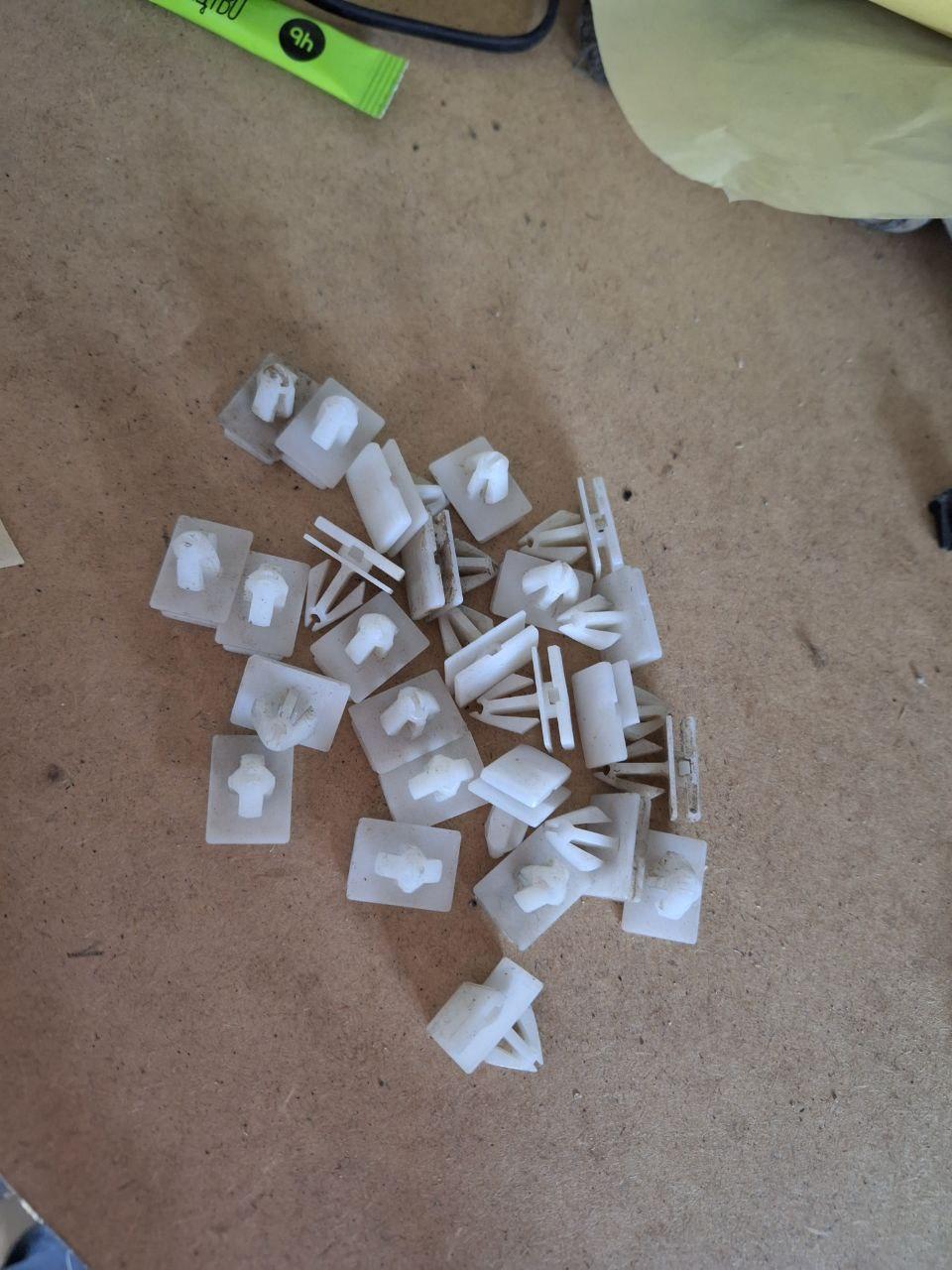 Кліпси передніх накладок на крило Ford Explorer 6 2020 б/у оригінал, фото 1