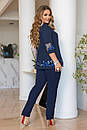 Жіночий брючний темно-синій костюм нарядний з вишивкою на сітці великі розміри, фото 2