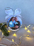 Новорічна іграшка фото куля з двух сторін. Фото-іграшка на ялинку бантик білий 10 см діаметр, фото 3