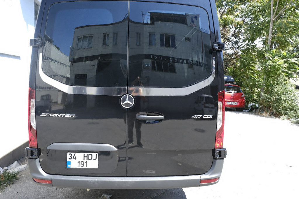 Кромка заднего стекла Carmos (2 шт, нерж) для Mercedes Sprinter W907/W910 2018-2024 гг - фото 2 - id-p2028098190