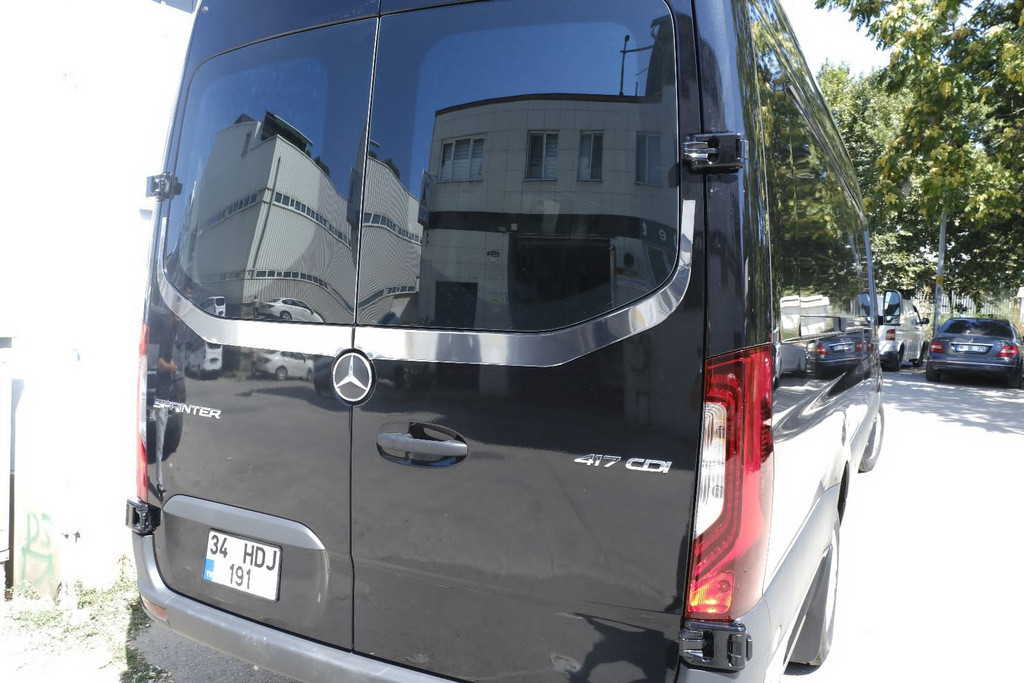 Кромка заднего стекла Carmos (2 шт, нерж) для Mercedes Sprinter W907/W910 2018-2024 гг - фото 4 - id-p2028098190