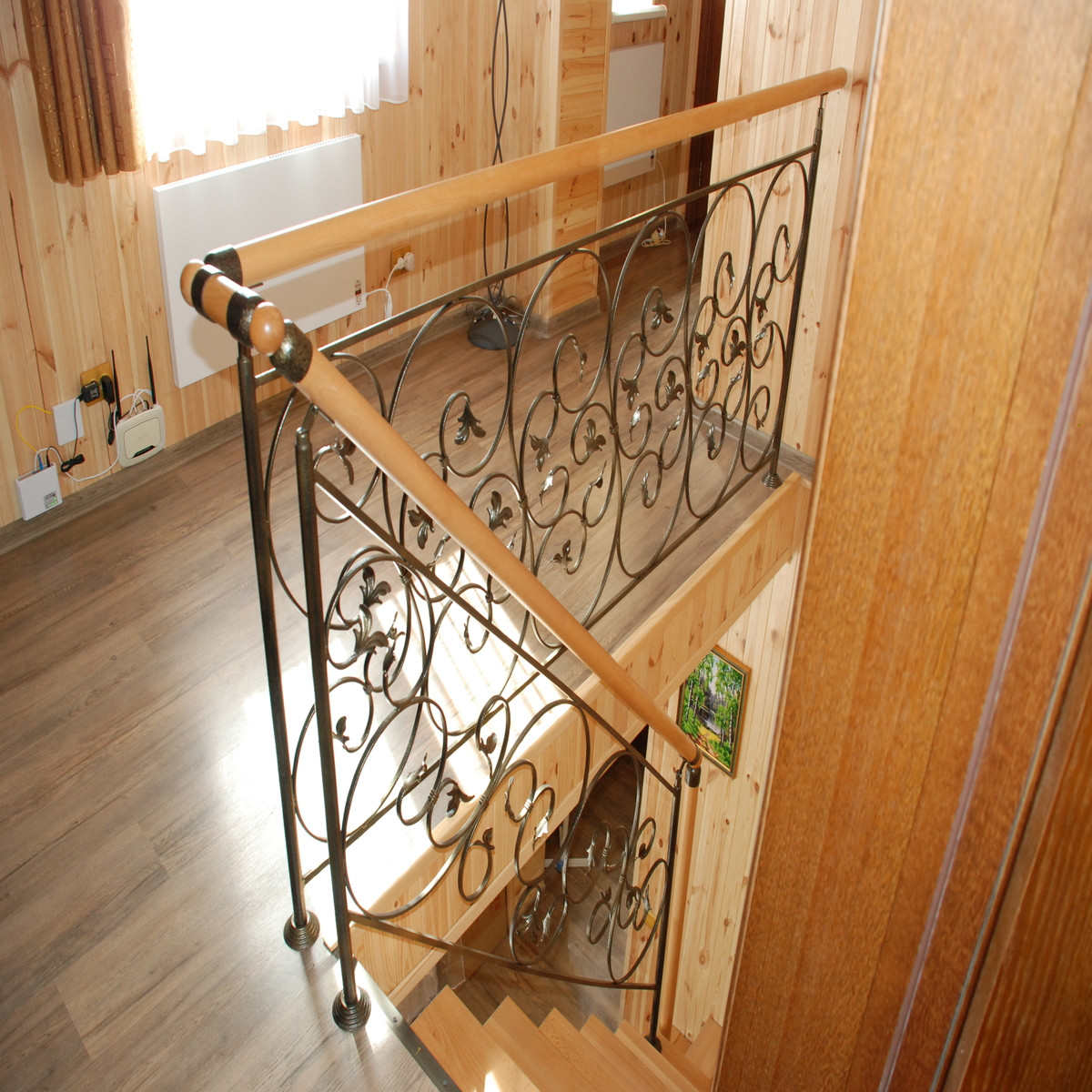 Лестница на второй этаж. Открытая лестница с металлическим каркасом и на второй этаж частного дома. - фото 3 - id-p2028442086