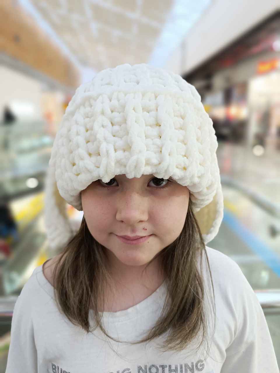 Біла шапка з вушками