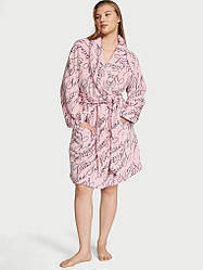 Плюшевий Халат Victoria's Secret Logo Short Cozy Robe, Рожевий з написом