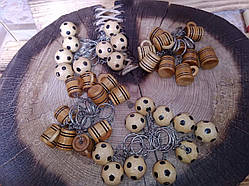 Брелок футбольний м'яч, кухоль пива. Ручна робота.  Натуральне дерево. Лак.